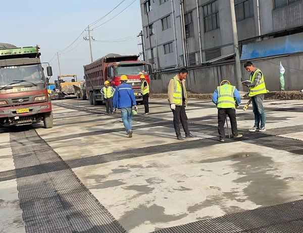 吴中老材料的新故事：玻璃纤维土工格栅如何在‘白改黑’浪潮中重获新生？
